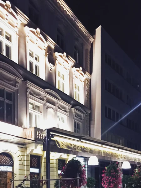 Историческая улица в центре города ночью — стоковое фото