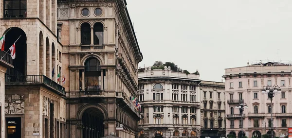 이탈리아 북부 롬바르디아 지역의 밀라노 시내 거리에 있는 전형적 인 유럽 건축 및 역사적 건물 들 — 스톡 사진