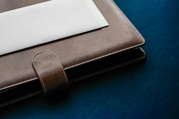 Escritorio con maletín y tarjeta de visita, finanzas y economía — Foto de Stock