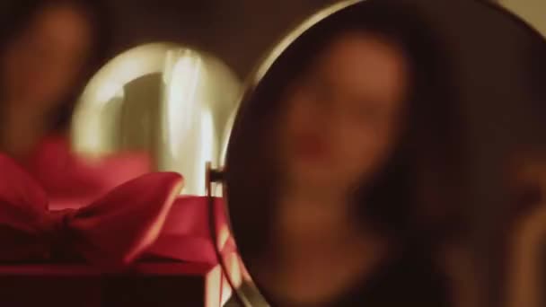 Kırmızı lüks hediye kutusu ve bulanık ayna yansıması esmer bir kadın, insanlar ve tatil — Stok video