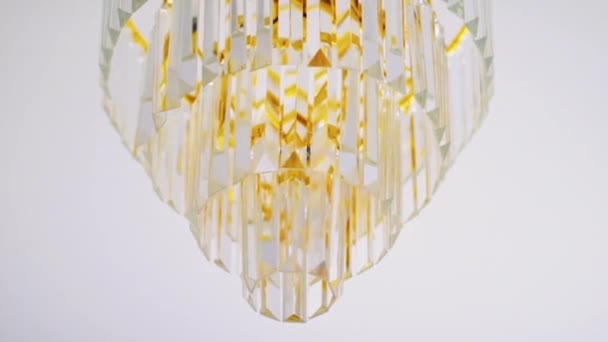 Zlatý křišťálový lustr a bílý strop jako luxusní bytový dekor, nábytek a interiér — Stock video