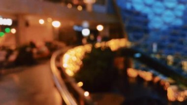 Modern alışveriş merkezindeki Noel dekorasyonunun, arka planının ve aydınlanmasının odaklı olmayan görüntüsü