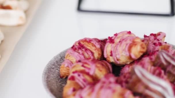 Croissant segar, hangat, dan kue manis disajikan di atas meja prasmanan, menu roti, dan makanan sarapan — Stok Video