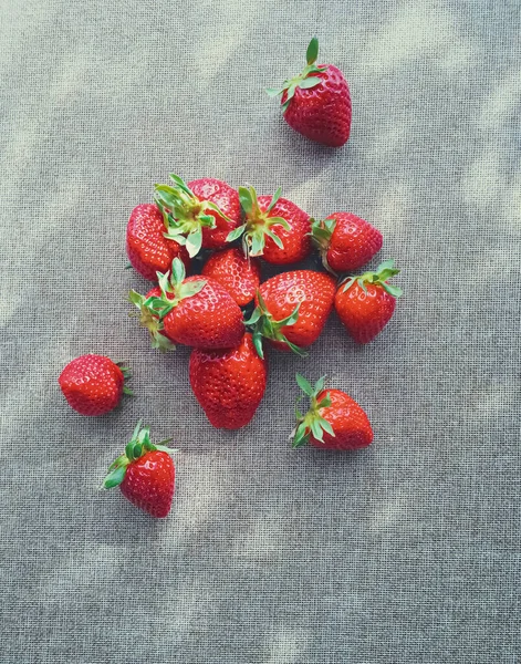 Bio-Erdbeeren auf rustikalem Leinenhintergrund — Stockfoto