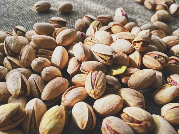 Pistachos sobre fondo de lino rústico —  Fotos de Stock