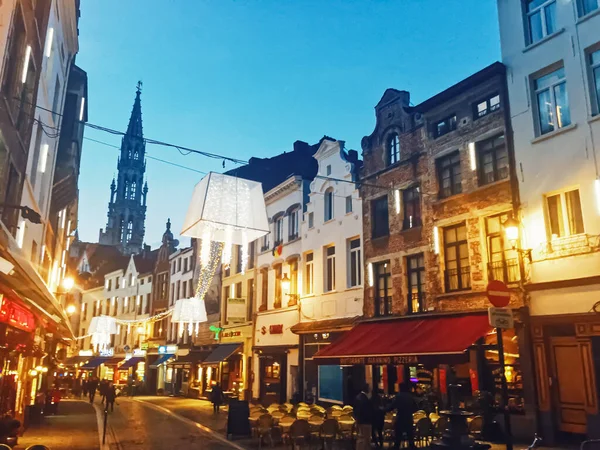 Δρόμοι των Βρυξελλών, της πρωτεύουσας του Βελγίου, ευρωπαϊκή αρχιτεκτονική και ιστορικά κτίρια τη νύχτα — Φωτογραφία Αρχείου
