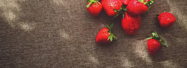 Bio-Erdbeeren auf rustikalem Leinenhintergrund — Stockfoto