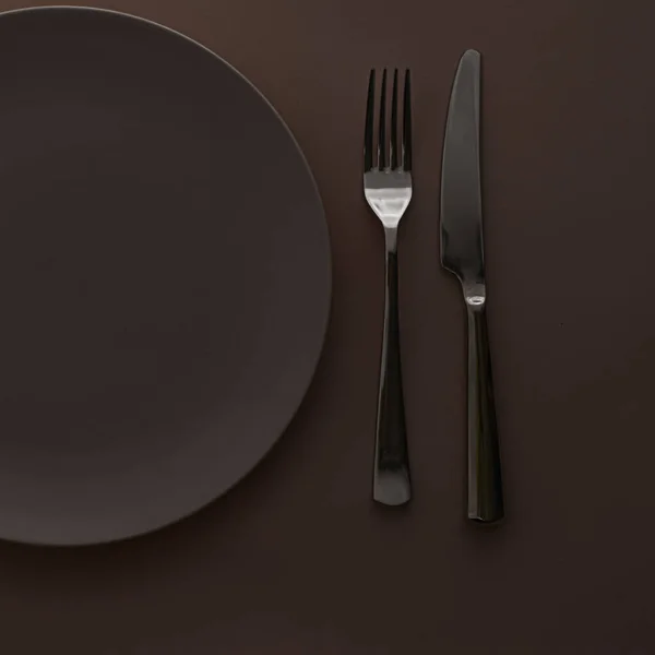 짙은 갈색 배경 위에 모조가 놓인 빈 접시 와양 조장, 주방장 식탁보와 메뉴 브 랜딩을 위한 가장 큰 식탁보 — 스톡 사진