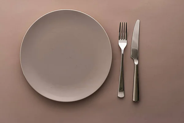 Placa vazia e talheres como mockup definido no fundo marrom, utensílios de mesa superior para decoração de mesa chef e marca de menu — Fotografia de Stock