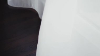 Beyaz ipek perdeler ve ahşap zemin, ev dekorasyonu ve lüks iç tasarım.