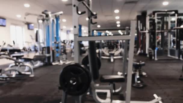 Vue déconcentrée d'une salle de gym urbaine avec des équipements pour la routine de remise en forme et d'entraînement, mode de vie sain et musculation — Video