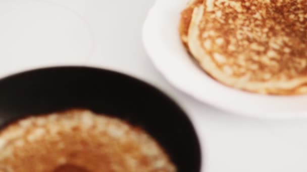 전통적 인 렌치 크레이프 레시피 프라이팬, 아침 식사로 집에서 만든 얇은 팬케이크, 음식 준비 및 요리 — 비디오