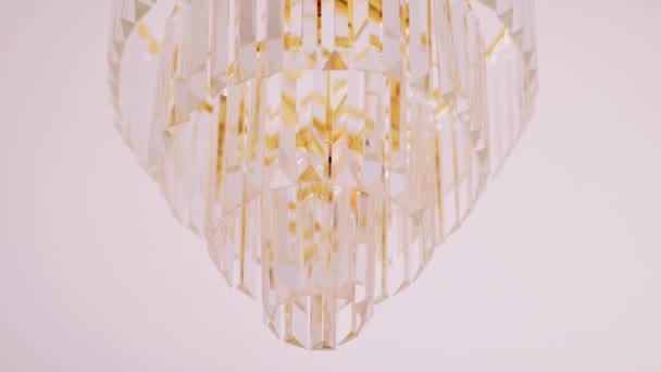 作为豪华家居装饰、家具和室内设计的金色水晶吊灯和白色天花板 — 图库视频影像