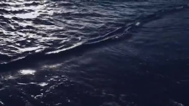 Belas ondas oceânicas na praia arenosa, viagens de férias e destino de férias de verão — Vídeo de Stock