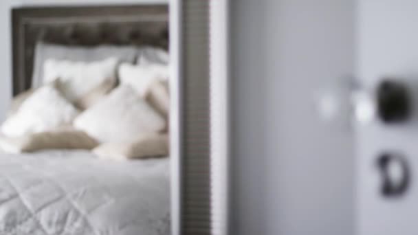 Διακοσμητικά μαξιλάρια και μαξιλάρια στο κρεβάτι σε ένα πολυτελές υπνοδωμάτιο εσωτερικό, ανοιχτή πόρτα στο δωμάτιο, διακόσμηση σπιτιού και το σχεδιασμό — Αρχείο Βίντεο
