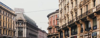 Kuzey İtalya 'nın Lombardiya bölgesinde Milano şehir merkezi sokaklarında klasik Avrupa mimarisi ve tarihi binalar