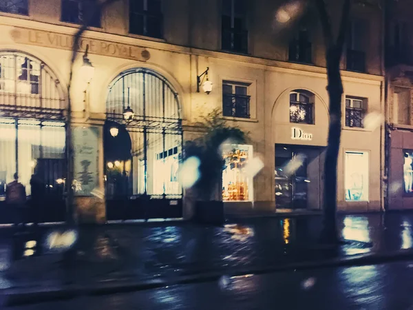 Historische Gebäude, Restaurants und Boutiquen in den Straßen von Paris, Frankreich bei Nacht — Stockfoto