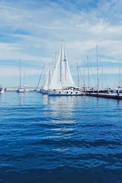 Jachten en boten in de haven aan de Middellandse Zee kust, reizen en vrije tijd — Stockfoto