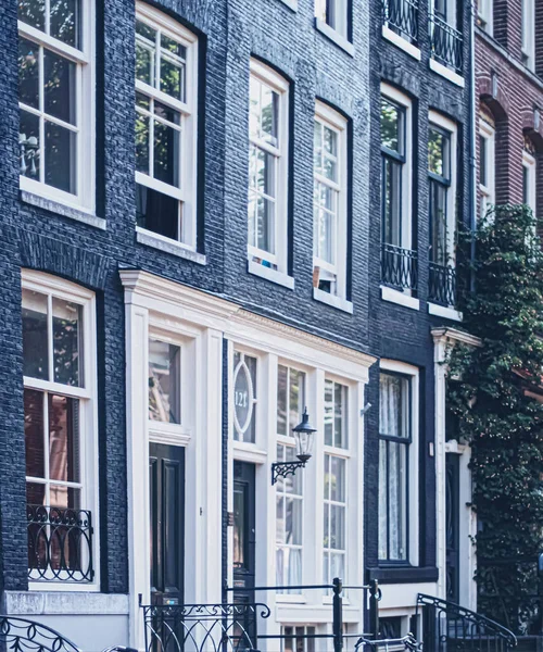 Calle principal del centro en el centro de Ámsterdam en los Países Bajos — Foto de Stock