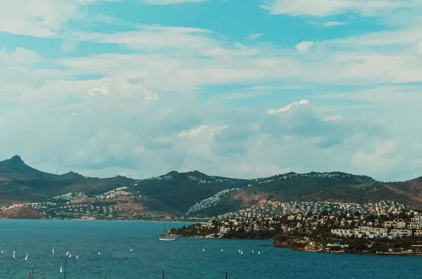 Μεσογειακή ακτή και συννεφιασμένος ουρανός, όμορφη πανοραμική θέα στη θάλασσα και την παράκτια φύση — Φωτογραφία Αρχείου
