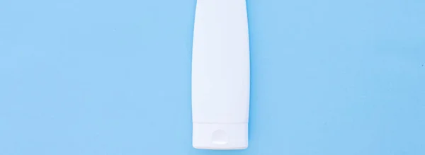 青い背景に製品モックアップとしてブランクラベル化粧品容器ボトル — ストック写真