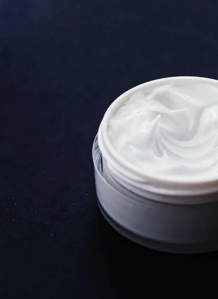 Crema facial hidratante, cuidado de la piel de lujo y cosméticos antienvejecimiento, diseño minimalista y producto de marca — Foto de Stock