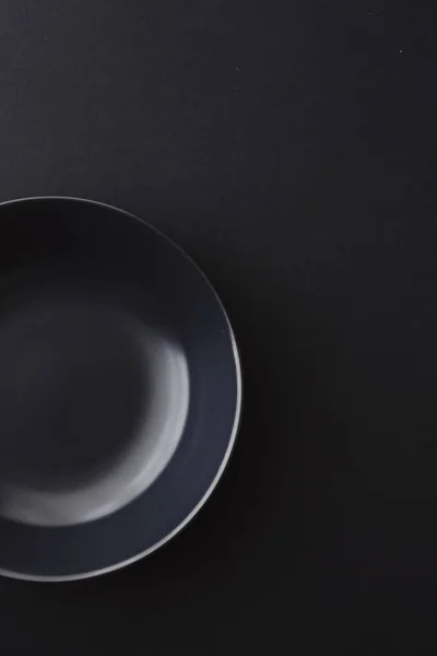 Leere Teller auf schwarzem Hintergrund, hochwertiges Geschirr für das Festtagsessen, minimalistisches Design und Ernährung — Stockfoto