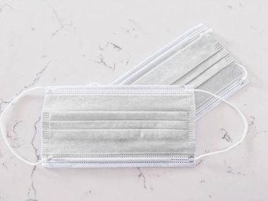 Koronavirüs salgını sırasında enfeksiyonu önlemek için cerrahi yüz maskeleri