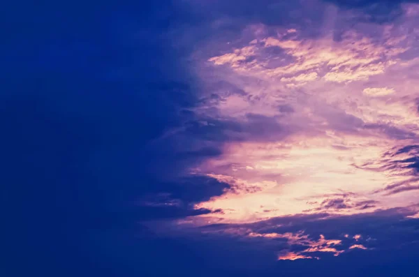 Ciel nuageux dramatique au lever du soleil — Photo
