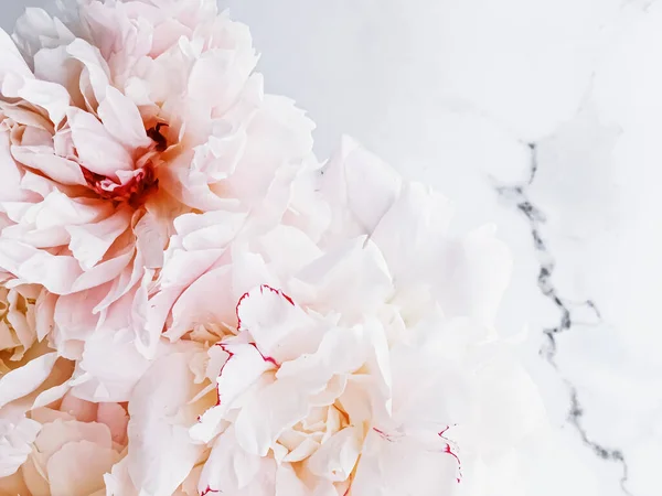 Buquê de flores de peônia em fundo de mármore de luxo, flatlay de casamento e marca de evento — Fotografia de Stock