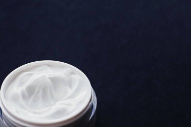 Yüz kremi nemlendirici, lüks cilt bakımı ve yaşlanma karşıtı kozmetik ürünler, minimal tasarım ve marka