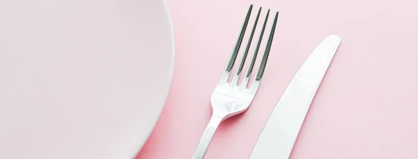 Prázdný talíř a příbory jako maketa set na růžovém pozadí, horní stolní nádobí pro šéfkuchaře stolní dekorace a značkování menu — Stock fotografie