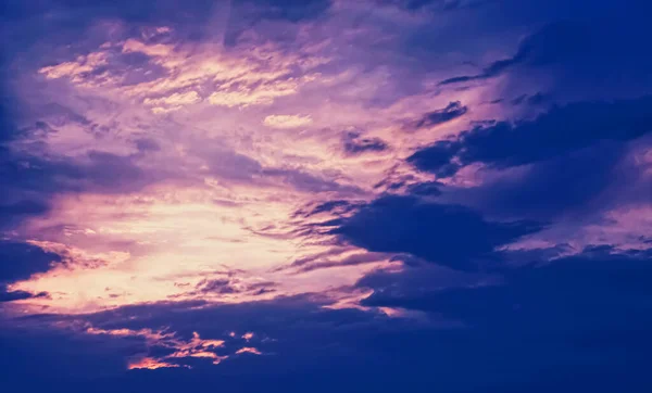日の出の劇的な曇天 — ストック写真