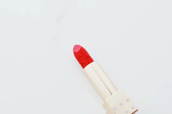 Luxe lippenstift in een gouden buis op witte marmeren achtergrond, make-up en cosmetica — Stockfoto