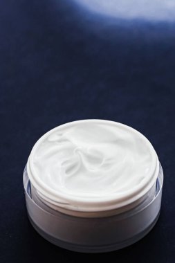 Yüz kremi nemlendirici, lüks cilt bakımı ve yaşlanma karşıtı kozmetik ürünler, minimal tasarım ve marka