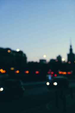 Arka plan olarak bir Avrupa şehrinin bulanık şehir manzarası silueti, akşam görünümü