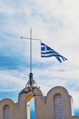 Yunan bayrağı ve mavi gökyüzü, seyahat ve siyaset
