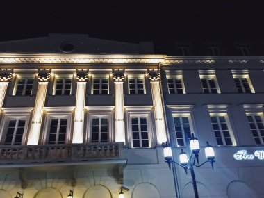 Geceleyin tarihi şehir merkezi caddesi