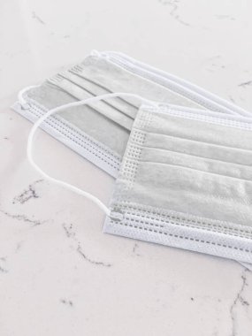 Koronavirüs salgını sırasında enfeksiyonu önlemek için cerrahi yüz maskeleri