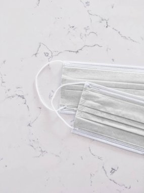 Koronavirüs salgını sırasında enfeksiyonu önlemek için cerrahi yüz maskeleri