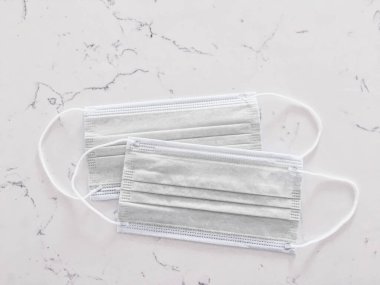 Koronavirüs salgını sırasında enfeksiyonu önlemek için cerrahi yüz maskeleri