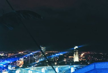 Modern bir şehir, şehir manzarası ve gece hayatı.