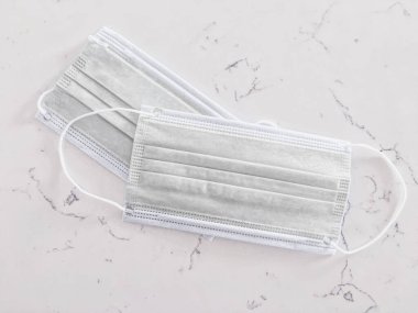 Koronavirüs salgını sırasında enfeksiyonu önlemek için cerrahi yüz maskeleri