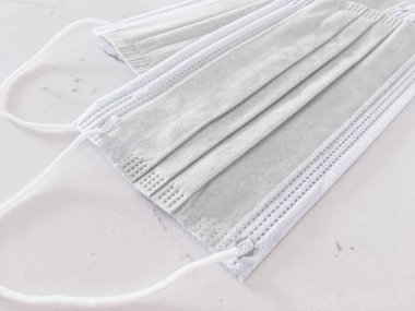 Koronavirüs salgını sırasında enfeksiyonu önlemek için cerrahi yüz maskeleri