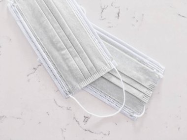 Koronavirüs salgını sırasında enfeksiyonu önlemek için cerrahi yüz maskeleri