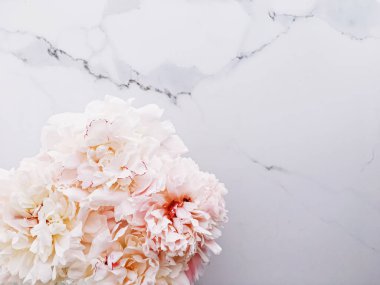 Lüks mermer arka planda şakayık çiçekleri, düğün düzlüğü ve markalaşma