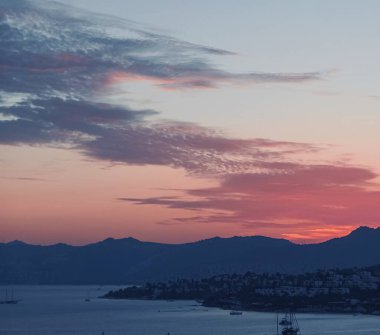 Akdeniz 'deki deniz manzarası ve dağlar gün batımında, yaz tatili seyahatleri ve tatil beldeleri
