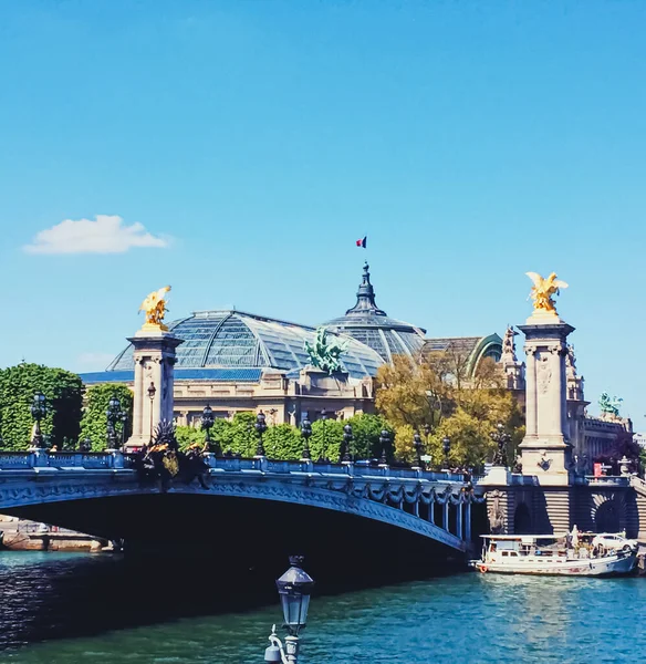 Banks of River Seine, zabytkowe budynki i architektura klasyczna w Paryżu, Francja — Zdjęcie stockowe