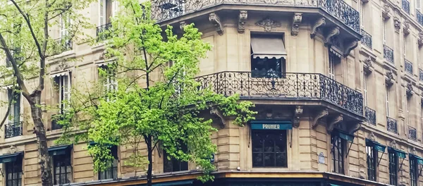 Arquitetura parisiense e edifícios históricos, restaurantes e lojas de boutique nas ruas de Paris, França — Fotografia de Stock
