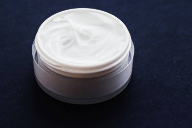 Yüz kremi nemlendirici, lüks cilt bakımı ve yaşlanma karşıtı kozmetik ürünler, minimal tasarım ve marka